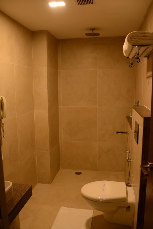 Hotel Blu Iris à Chennai Extérieur photo
