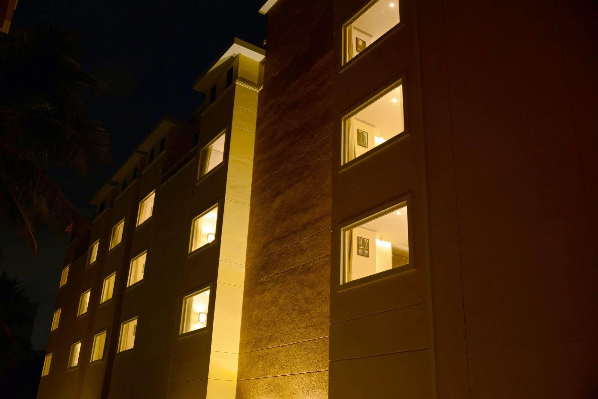 Hotel Blu Iris à Chennai Extérieur photo