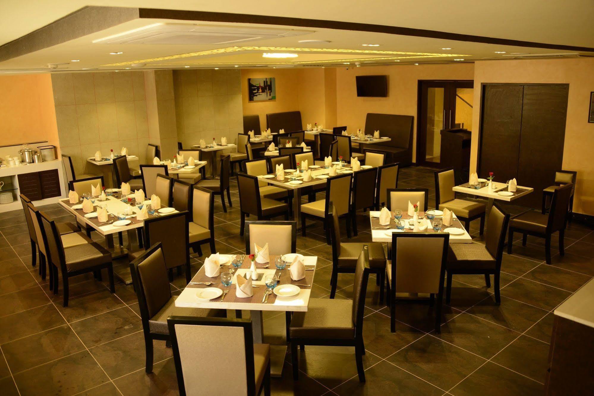 Hotel Blu Iris à Chennai Extérieur photo