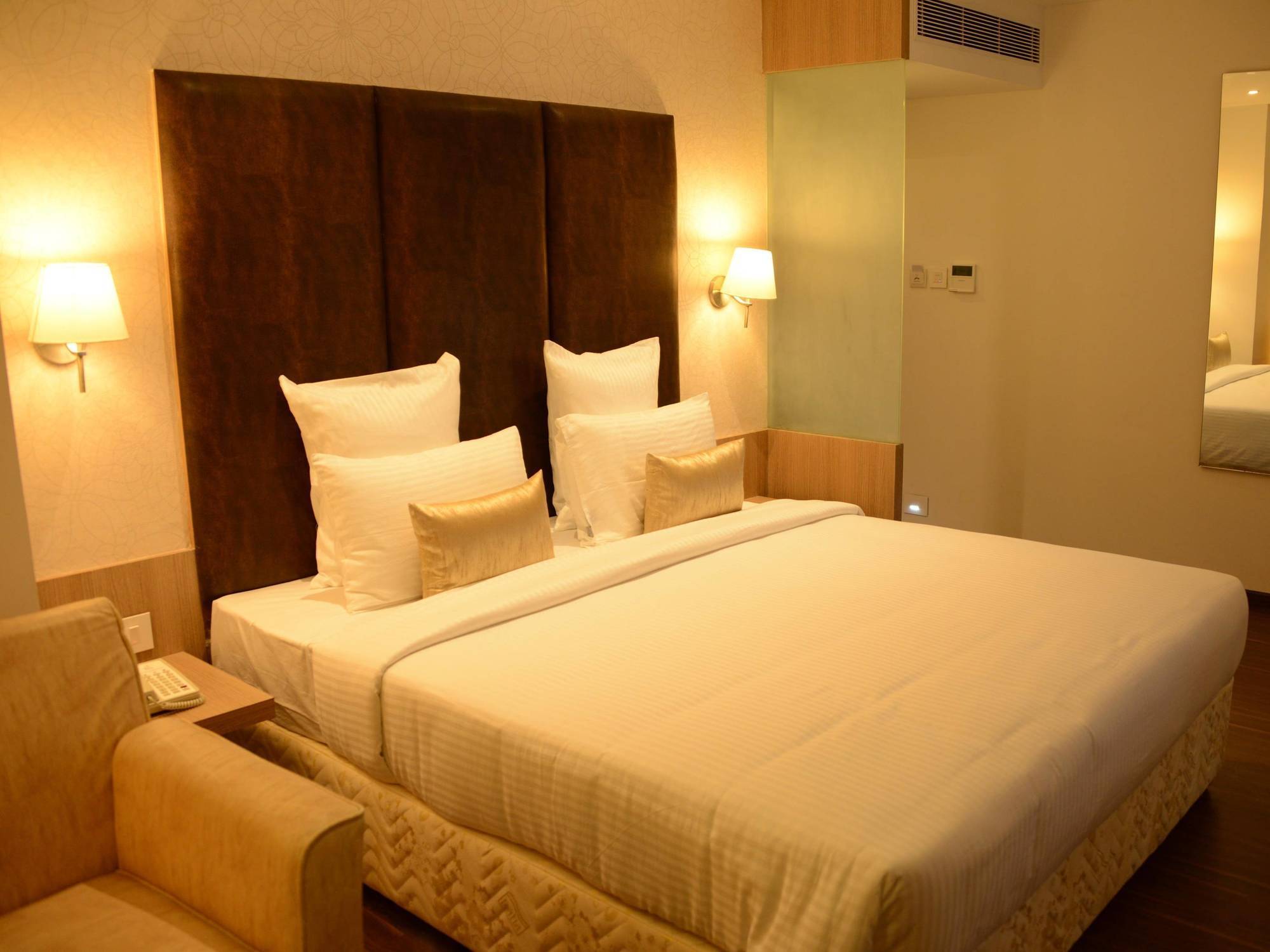 Hotel Blu Iris à Chennai Extérieur photo