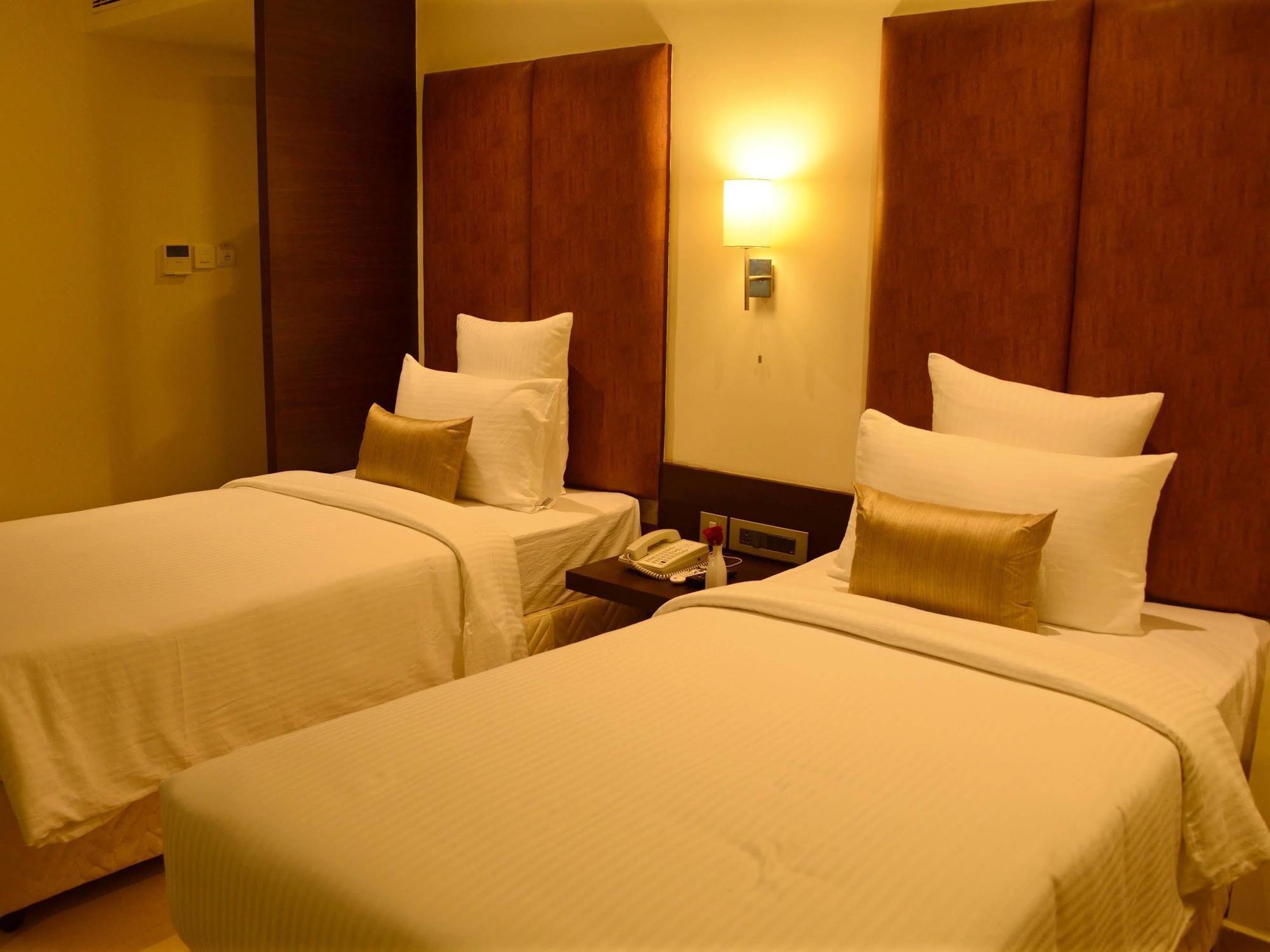 Hotel Blu Iris à Chennai Extérieur photo