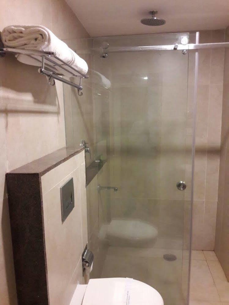 Hotel Blu Iris à Chennai Extérieur photo