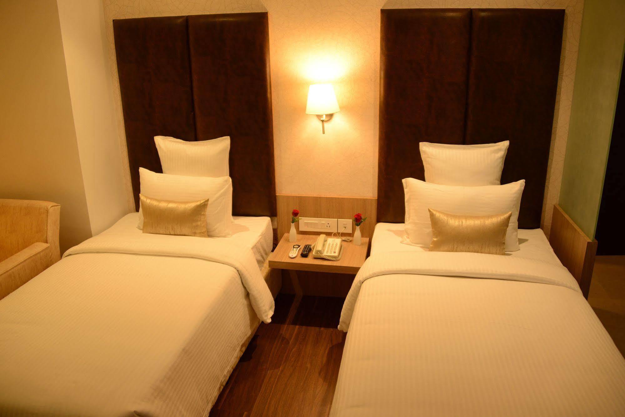 Hotel Blu Iris à Chennai Extérieur photo