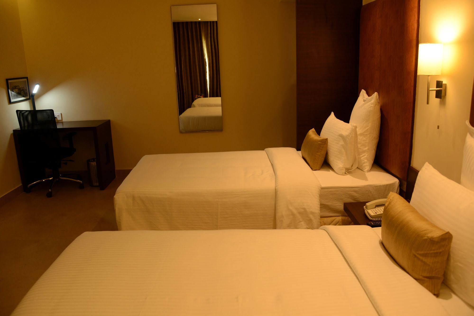 Hotel Blu Iris à Chennai Extérieur photo