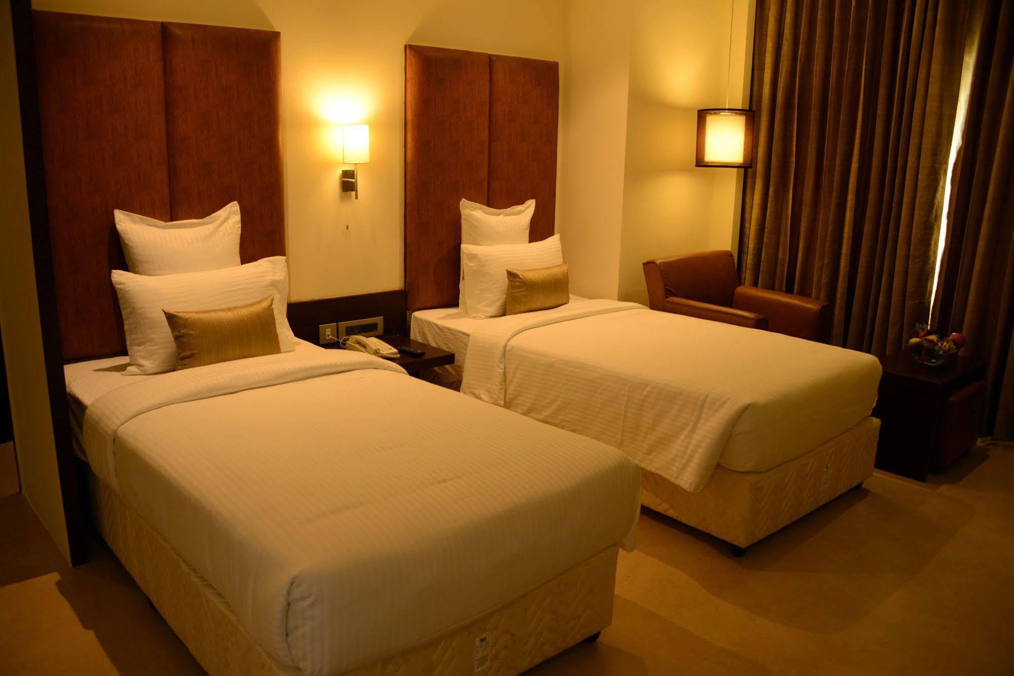Hotel Blu Iris à Chennai Extérieur photo