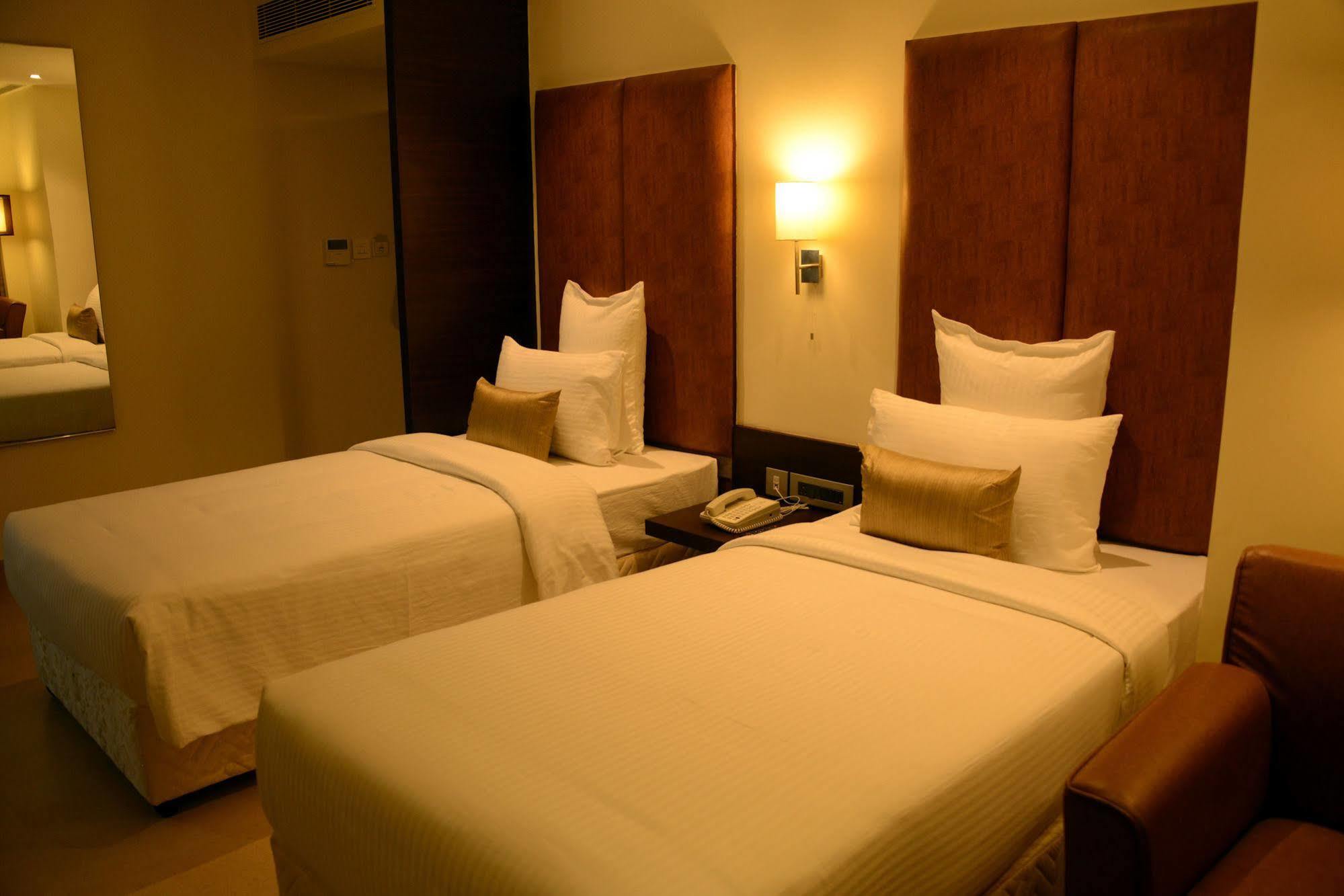 Hotel Blu Iris à Chennai Extérieur photo