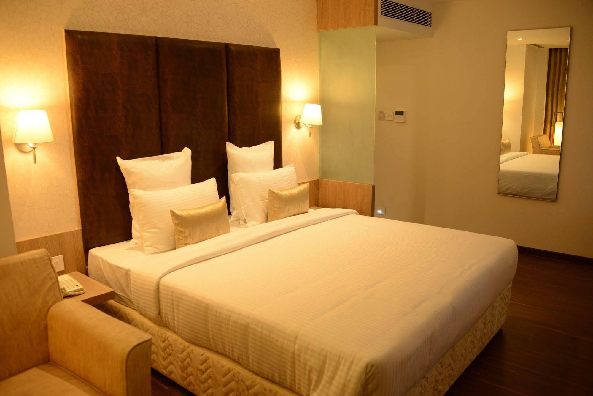 Hotel Blu Iris à Chennai Extérieur photo