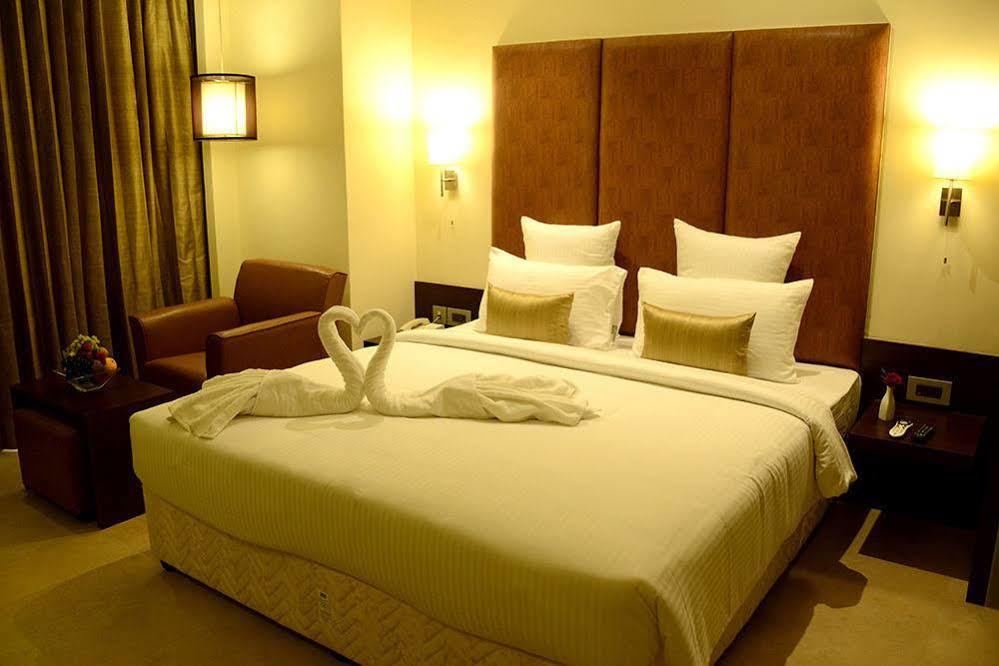 Hotel Blu Iris à Chennai Extérieur photo