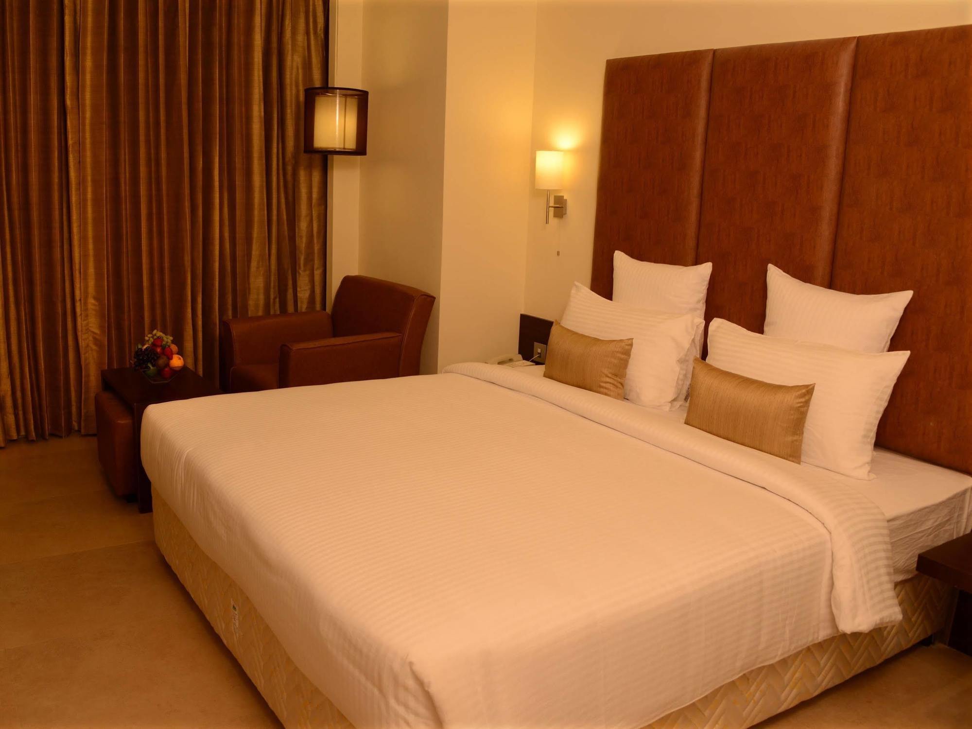 Hotel Blu Iris à Chennai Extérieur photo
